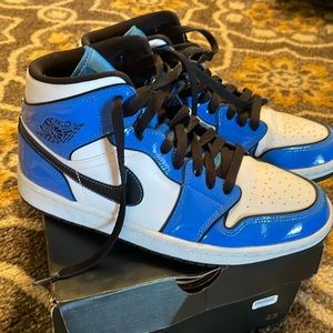 Nike’s Size 8 Air Jordan 1 Mid SE. Blue,Black, and white
